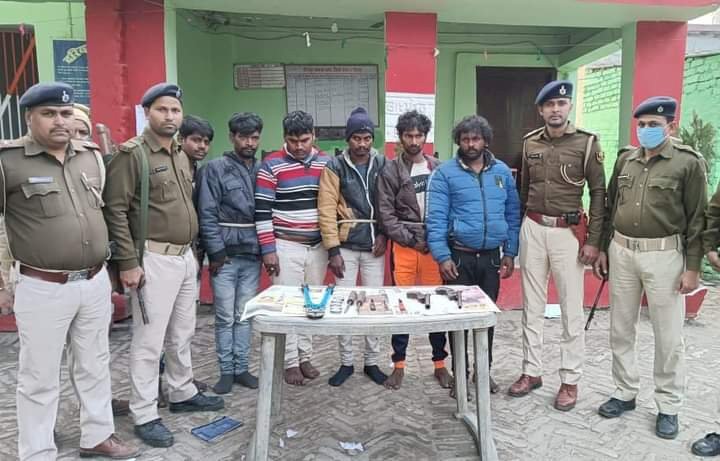 लूट की योजना बनाने के दौरान 06 अंतर्राज्यीय अपराधकर्मियों को पुलिस द्वारा 02 देशी कट्टा 04 जिंदा कारतूत के साथ गिरफ्तारी