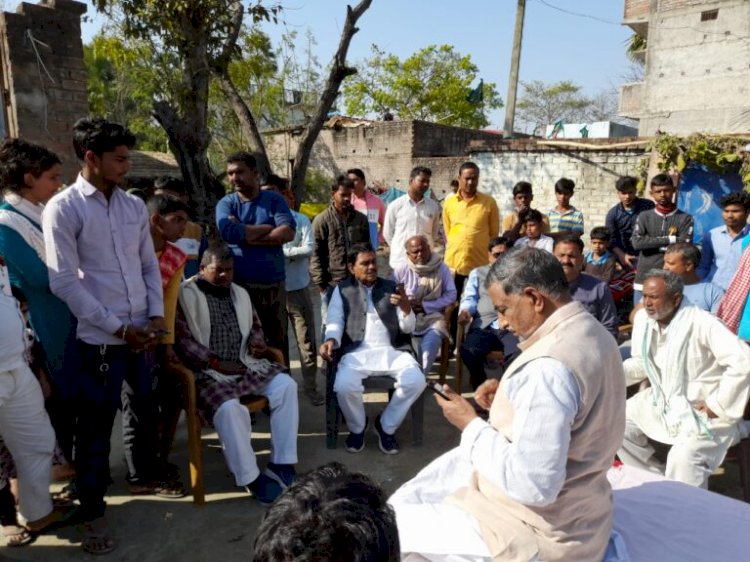 सड़क दुर्घटना में मृत ऑर्केस्ट्रा संचालक के परिजनों को विधायक द्वारा सांत्वना