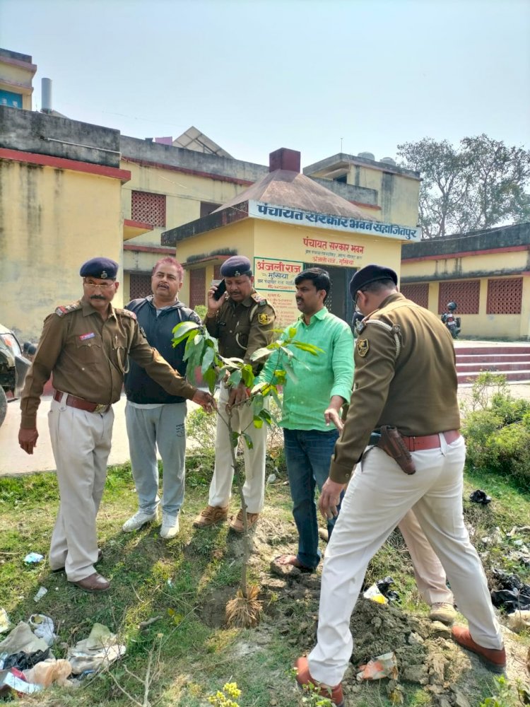 पुलिस द्वारा वृक्षारोपण कर वातावरण संरक्षण कार्यक्रम का आयोजन