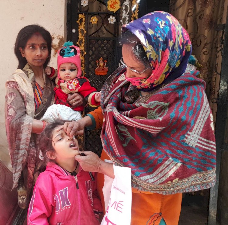 घर घर घूमकर स्वास्थ्य कर्मियों द्वारा पिलाई जा रही है पोलियो की दवा