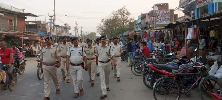 विभिन्न थाना क्षेत्र के संवेदनशील स्थलों पर पुलिस फ्लैग मार्च