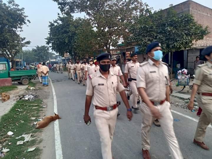 विभिन्न थाना क्षेत्र में पुलिस फ्लैग मार्च