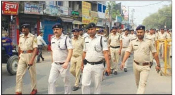 पर्व त्योहारों के मद्देनजर बेतिया नगर में पुलिस प्रशासन ने निकाला फ्लैग मार्च।