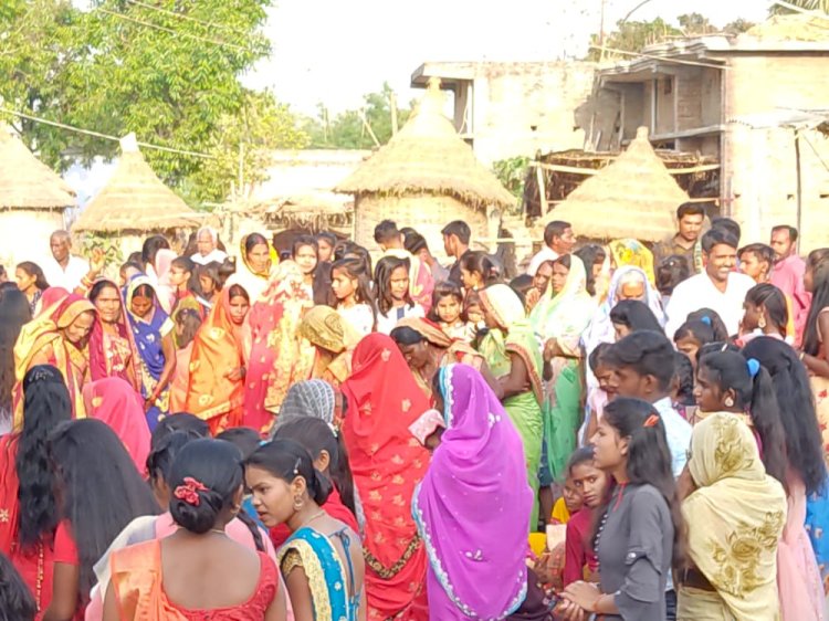 मशरक के मदारपुर शिव मंदिर पर सूर्य को अर्घ्य देने के लिए,काफ़ी संख्या में छठ ब्रतियों की भीड़