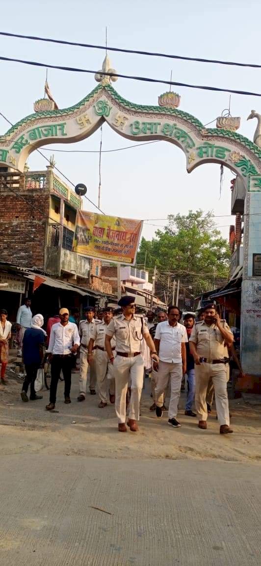 एकमा में पुलिस उपाधीक्षक मुख्यालय के नेतृत्व में फ्लैग मार्च