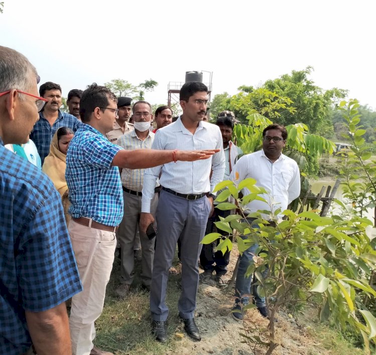 तालाब अभियान अंतर्गत मनरेगा से निर्मित पोखर का निरीक्षण करने पहुंचे जिला अधिकारी