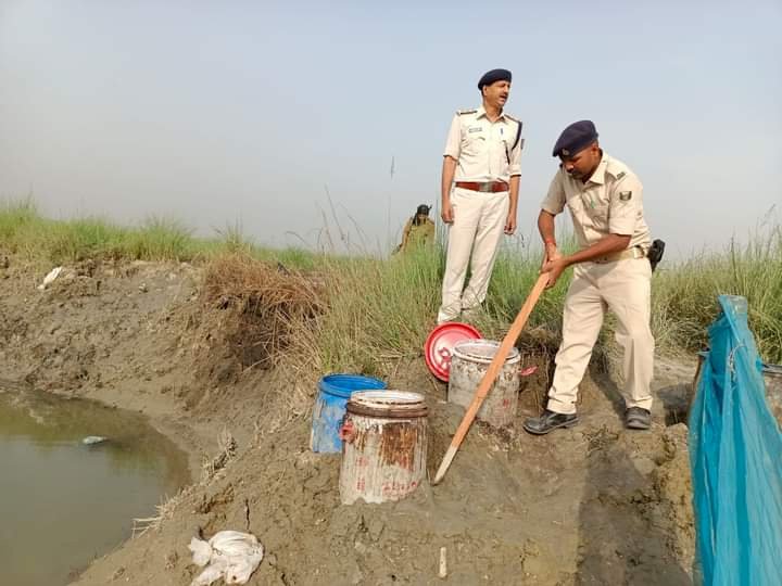 57 अभियुक्त गिरफ्तार 21 शराब की भट्ठियां ध्वस्त 365 लीटर अवैध शराब जप्त