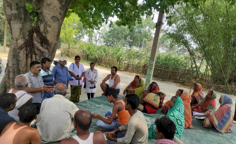 चौपाल लगाकर समुदायों को एईएस चमकी पर जागरूक कर रहे हैं स्वास्थ्य कर्मी 