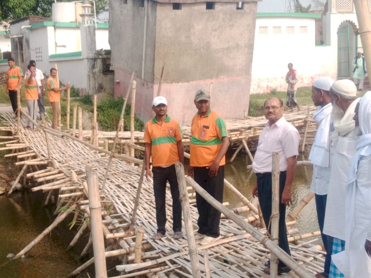 झारमहुई मे चचरी पूल से पार करा कर अंचल प्रशासन व एसडीआरएफ ने लोगों को पहुंचाया ईदगाह 