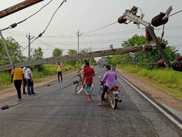 तेज आंधी-पानी में विद्युत पोल तार गिरा, आवागमन बाधित, बिजली गुम,लोग परेशान