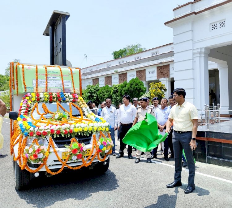 जिलाधिकारी ने खरीफ महाअभियान एलईडी जागरूकता रथ को हरी झंडी दिखाकर रवाना किये