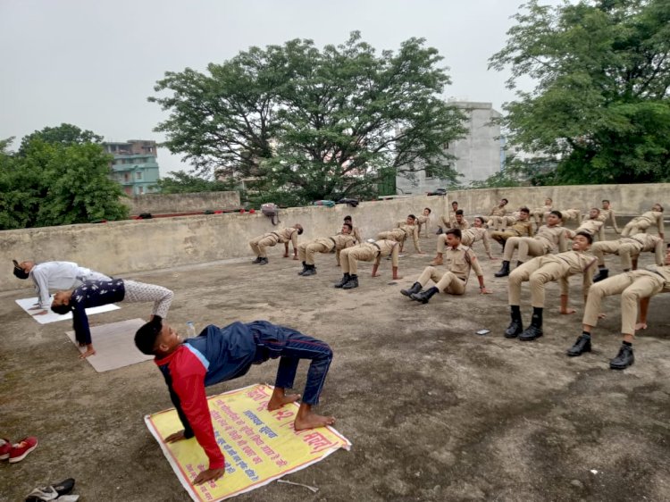 जिला स्कूल छपरा के प्रागंण मेंं अंतरराष्ट्रीय योग दिवस पर योग शिविर