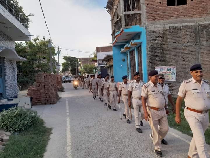 शान्तिपूर्ण एवं सौहार्दपूर्ण वातावरण में पर्व मनाने के लिए पुलिस का विभिन्न क्षेत्रों में फ्लैग मार्च