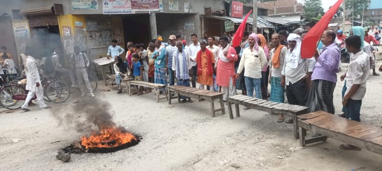 यूरिया की कि जा रही कालाबाज़ारी को लेकर अखिल भारतीय किसान महासभा और भाकपा माले ने की रोड जाम व प्रदर्शन