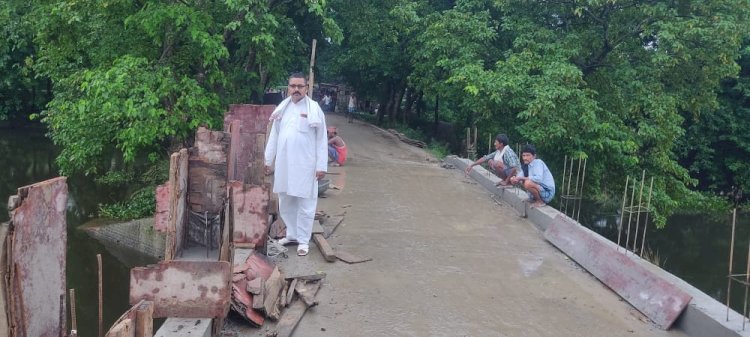 मरहा नदी पुल के रेलिंग का कार्य स्थानीय मुखिया द्वारा शुभारंभ