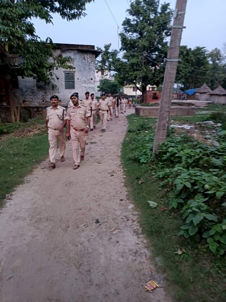 शांतिपूर्ण सौहार्दपूर्ण वातावरण में दूर्गा पूजा मनाने के मद्देनजर थाना क्षेत्र में फ्लैग मार्च