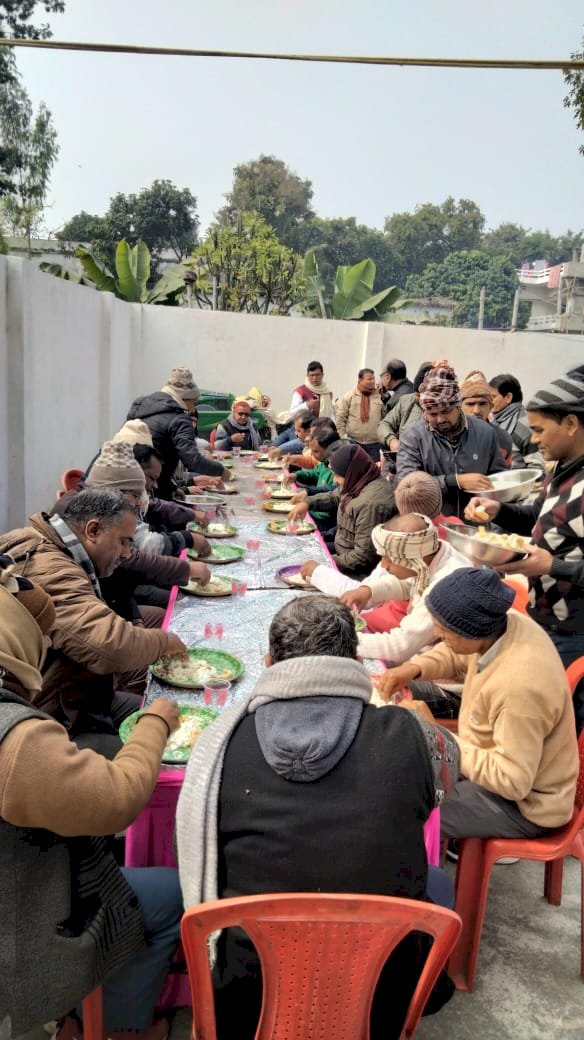 शिक्षक निर्वाचन क्षेत्र के प्रत्याशी के आवास पर मकर संक्रांति का विशेष भोज