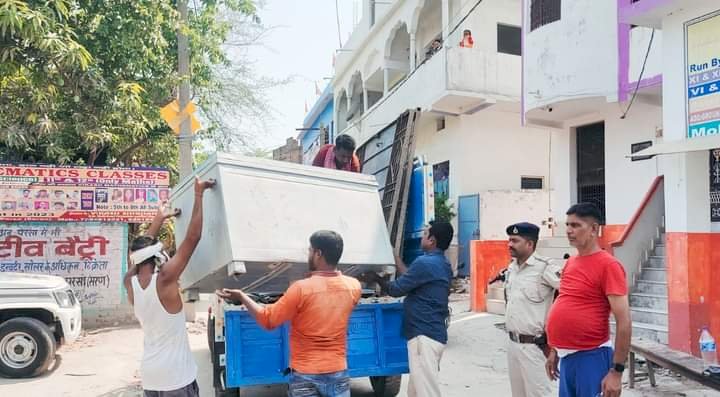 भारतीय दंड विधान के धाराओं में फरार अभियुक्त का घर कुर्क