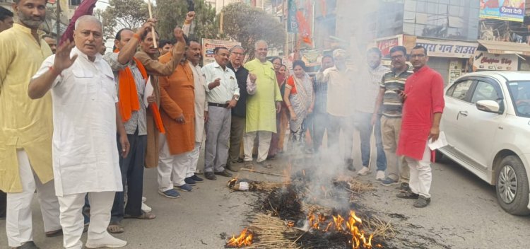 भाजपा किसान मोर्चा द्वारा मुख्यमंत्री एवं उप मुख्यमंत्री का पुतला दहन