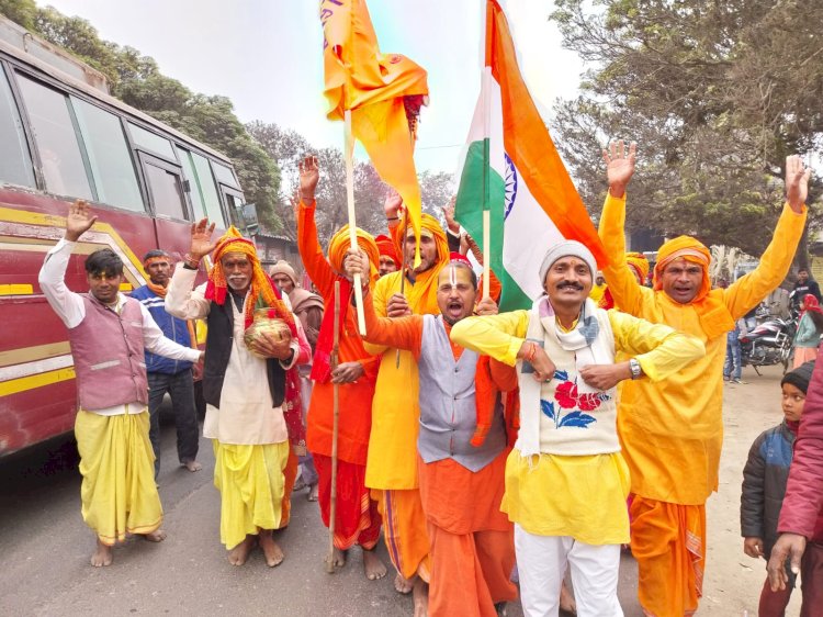 प्राण प्रतिष्ठा के लेकर गाजे बाजे के साथ निकला शोभायात्रा