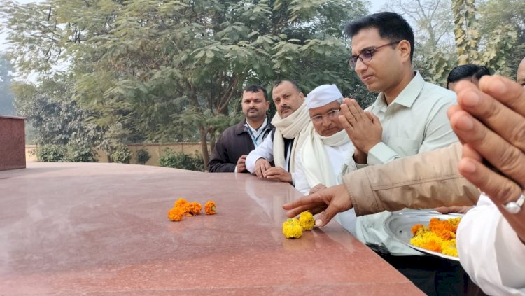 चम्पारण सत्याग्रह स्मृति स्तम्भ पर पुष्प अर्पित कर श्रद्धांजलि अर्पित की गई