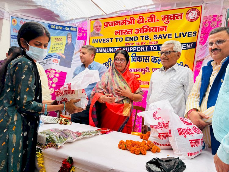 ठाकुरबाड़ी महिला विकास कल्याण समिति द्वारा टीबी रोगियों को पौष्टिक आहार के रूप में फूड पैकेट का वितरण