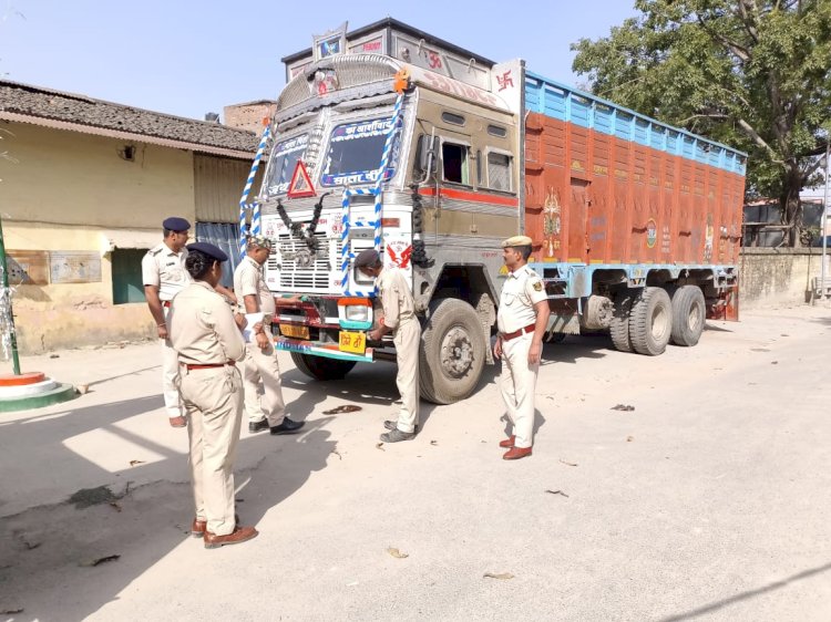 मोतिहारी पुलिस की बड़ी करवाई,ट्रक के साथ विदेशी शराब और तीन तस्कर गिरफ्तार