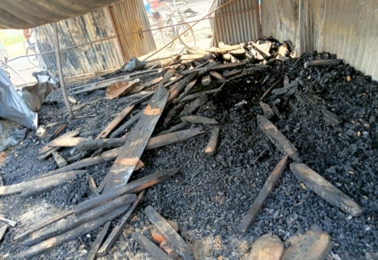 फर्नीचर दुकान की आग लगी में लाखों की संपत्ति राख